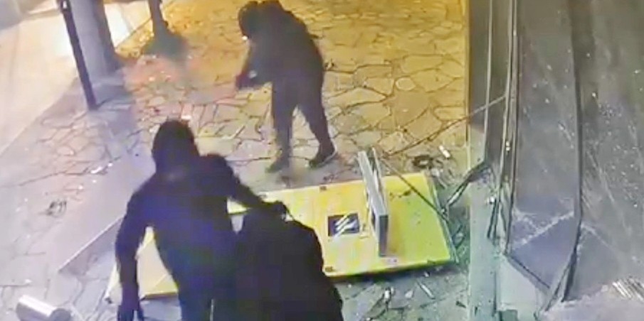 Βίντεο ντοκουμέντο: Καρέ- καρέ η δράση της σπείρας που «χτυπούσε» ΑΤΜ στην Ελλάδα